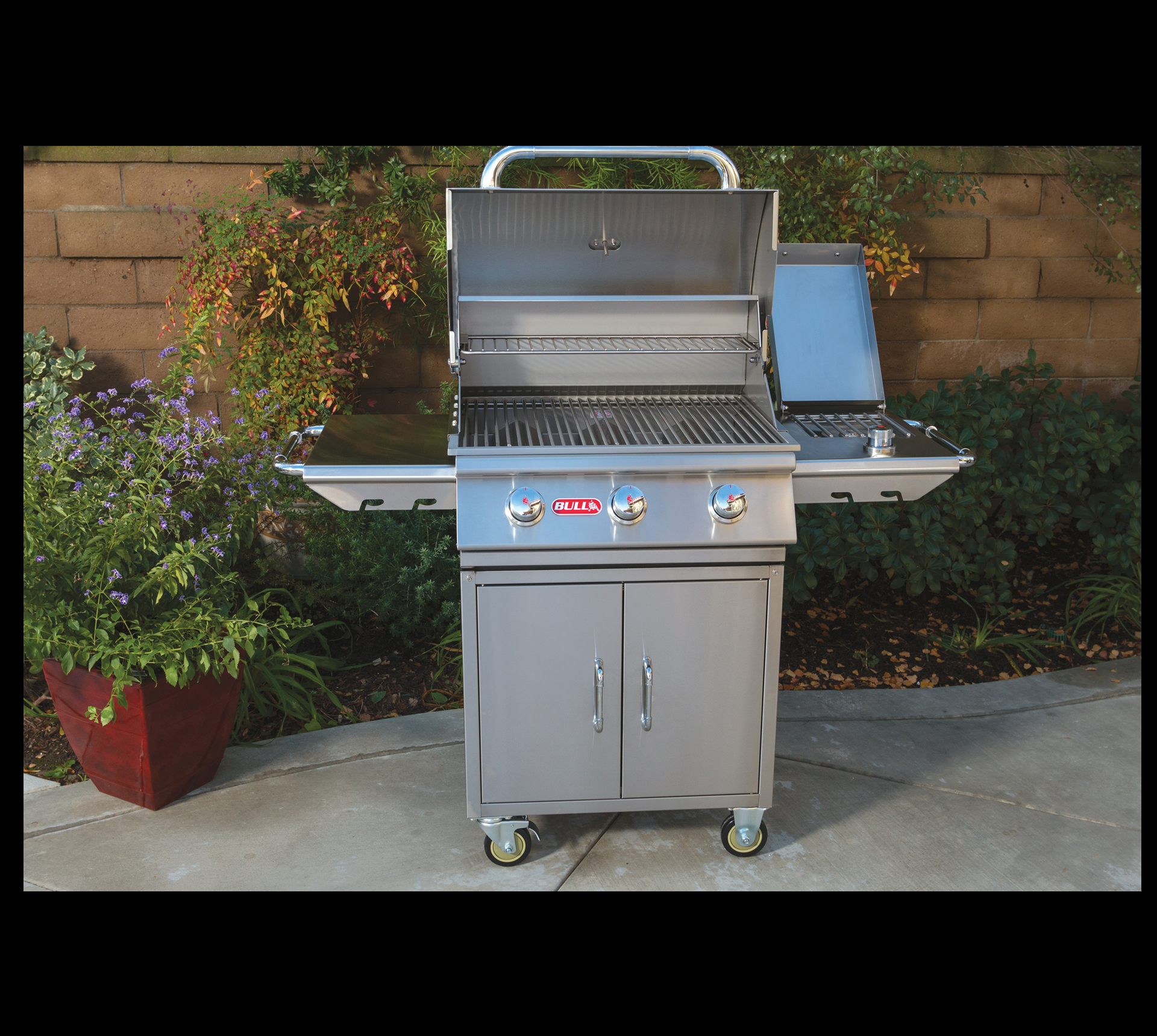 photo of grill with side kick shelf side burner